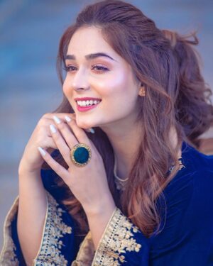 Sumaiyya Bukhsh Instagram - -
دل کی تکلیف کم نہیں کرتے
اب کوئی شکوہ ہم نہیں کرتے

Wearing @amigos_fashion_gallery 
Click @___grand.lens___