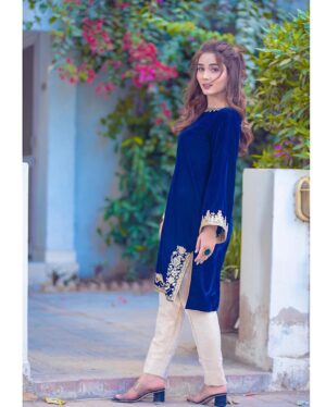 Sumaiyya Bukhsh Instagram - -
دل کی تکلیف کم نہیں کرتے
اب کوئی شکوہ ہم نہیں کرتے

Wearing @amigos_fashion_gallery 
Click @___grand.lens___
