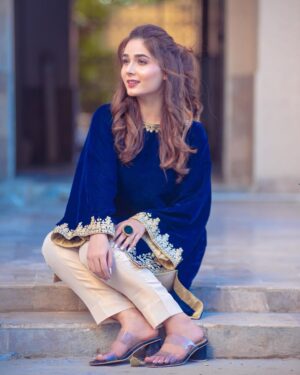 Sumaiyya Bukhsh Instagram - -
دل کی تکلیف کم نہیں کرتے
اب کوئی شکوہ ہم نہیں کرتے

Wearing @amigos_fashion_gallery 
Click @___grand.lens___