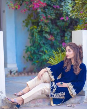 Sumaiyya Bukhsh Instagram - -
دل کی تکلیف کم نہیں کرتے
اب کوئی شکوہ ہم نہیں کرتے

Wearing @amigos_fashion_gallery 
Click @___grand.lens___