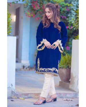 Sumaiyya Bukhsh Instagram - -
دل کی تکلیف کم نہیں کرتے
اب کوئی شکوہ ہم نہیں کرتے

Wearing @amigos_fashion_gallery 
Click @___grand.lens___