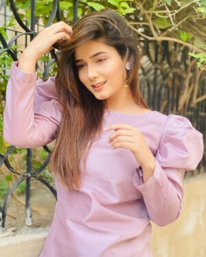 Sumaiyya Bukhsh Instagram - -
Life is all about smiles and high fives
Wearing @hervive_official 
Earring @belaelegancepersonified