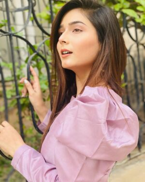 Sumaiyya Bukhsh Instagram - -
Life is all about smiles and high fives
Wearing @hervive_official 
Earring @belaelegancepersonified