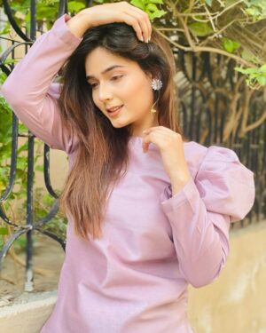Sumaiyya Bukhsh Instagram - -
Life is all about smiles and high fives
Wearing @hervive_official 
Earring @belaelegancepersonified