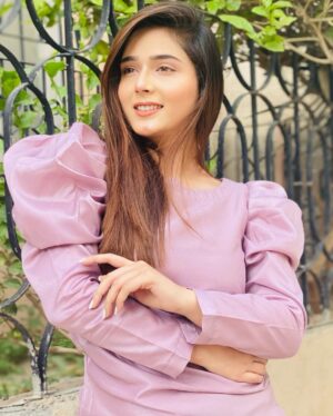 Sumaiyya Bukhsh Instagram - -
Life is all about smiles and high fives
Wearing @hervive_official 
Earring @belaelegancepersonified