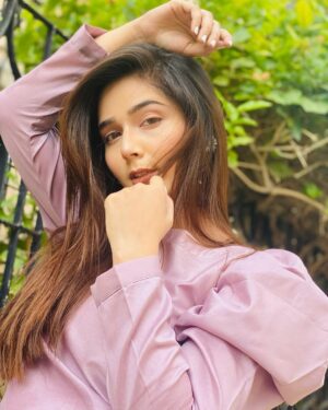 Sumaiyya Bukhsh Instagram - -
Life is all about smiles and high fives
Wearing @hervive_official 
Earring @belaelegancepersonified
