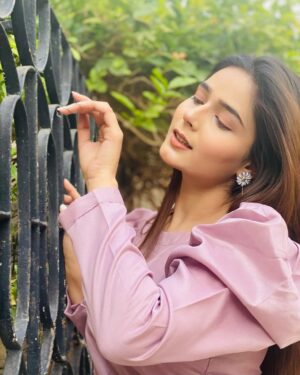 Sumaiyya Bukhsh Instagram - -
Life is all about smiles and high fives
Wearing @hervive_official 
Earring @belaelegancepersonified