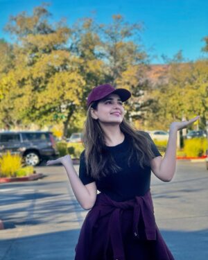 Sumbul Iqbal Instagram - Autumn days 🍁🍂🍁

#autumnvibes #november #styleinspo