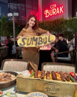 Sumbul Iqbal Instagram - Happy birthday to me 🎂
Always had a great time in dubai my happy place 

What a fun night at @cznburakdubai 
Thankyou all for your love & wishes 🫶🏻

#sumbuliqbal #birthday2024