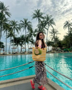 Sumbul Iqbal Instagram - Running to my endless summer, Beach vibes 🏖️ 🐚🏝️

#sumbuliqbal #lemeridienhotels #phuket