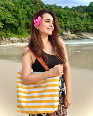 Sumbul Iqbal Instagram - Running to my endless summer, Beach vibes 🏖️ 🐚🏝️

#sumbuliqbal #lemeridienhotels #phuket