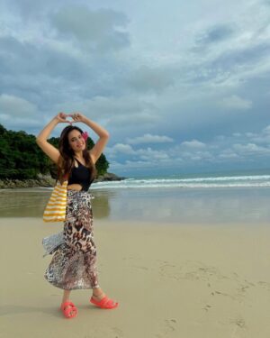 Sumbul Iqbal Instagram - Running to my endless summer, Beach vibes 🏖️ 🐚🏝️

#sumbuliqbal #lemeridienhotels #phuket