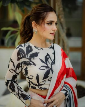 Sumbul Iqbal Instagram - 🕊️

Wearing @lulusaronline 
Makeup @nabila_salon @honeymakeupartist0109 @hairbyhaseeb_ 
Photography @abdulsamadziabridals  @abdulsamadzia 

#sumbuliqbal