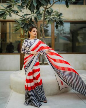 Sumbul Iqbal Instagram - 🕊️

Wearing @lulusaronline 
Makeup @nabila_salon @honeymakeupartist0109 @hairbyhaseeb_ 
Photography @abdulsamadziabridals  @abdulsamadzia 

#sumbuliqbal