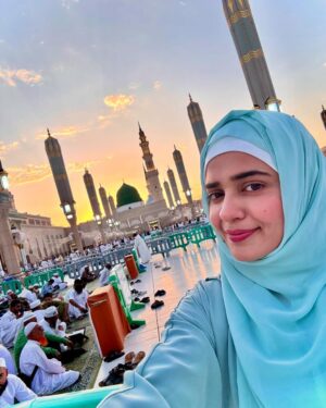 Sumbul Iqbal Instagram - Rabi Ul Awal Mubarak 🤲🏻 16/09/2024

Know Allah in ease and He will know you in hardship. And know that what has passed you by, was never meant to befall you. And what has befallen you, was never meant to pass you by. And know that victory comes with patience, relief with atfliction, and with hardship
comes ease." Hadith Nawawi 19 The Messenger of Allah se said, "Whoever would be pleased for Allah to answer him during times of hardship and difficulty, let him supplicate often during times of ease."
(Tirmidhi 3382]

#12rabiulawal #madinah

Abaya @nosheenyousuf.c