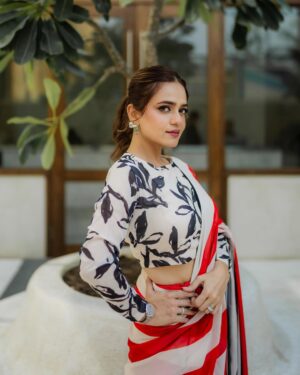Sumbul Iqbal Instagram - 🕊️

Wearing @lulusaronline 
Makeup @nabila_salon @honeymakeupartist0109 @hairbyhaseeb_ 
Photography @abdulsamadziabridals  @abdulsamadzia 

#sumbuliqbal