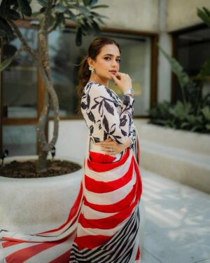 Sumbul Iqbal Instagram - 🕊️

Wearing @lulusaronline 
Makeup @nabila_salon @honeymakeupartist0109 @hairbyhaseeb_ 
Photography @abdulsamadziabridals  @abdulsamadzia 

#sumbuliqbal