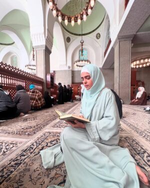 Sumbul Iqbal Instagram - Rabi Ul Awal Mubarak 🤲🏻 16/09/2024

Know Allah in ease and He will know you in hardship. And know that what has passed you by, was never meant to befall you. And what has befallen you, was never meant to pass you by. And know that victory comes with patience, relief with atfliction, and with hardship
comes ease." Hadith Nawawi 19 The Messenger of Allah se said, "Whoever would be pleased for Allah to answer him during times of hardship and difficulty, let him supplicate often during times of ease."
(Tirmidhi 3382]

#12rabiulawal #madinah

Abaya @nosheenyousuf.c