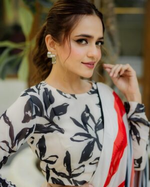 Sumbul Iqbal Instagram - 🕊️

Wearing @lulusaronline 
Makeup @nabila_salon @honeymakeupartist0109 @hairbyhaseeb_ 
Photography @abdulsamadziabridals  @abdulsamadzia 

#sumbuliqbal