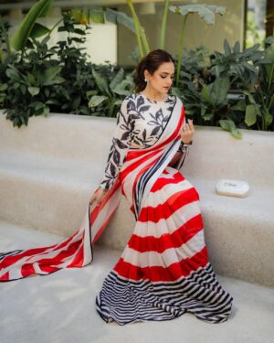 Sumbul Iqbal Instagram - 🕊️

Wearing @lulusaronline 
Makeup @nabila_salon @honeymakeupartist0109 @hairbyhaseeb_ 
Photography @abdulsamadziabridals  @abdulsamadzia 

#sumbuliqbal