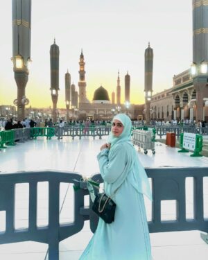 Sumbul Iqbal Instagram - Rabi Ul Awal Mubarak 🤲🏻 16/09/2024

Know Allah in ease and He will know you in hardship. And know that what has passed you by, was never meant to befall you. And what has befallen you, was never meant to pass you by. And know that victory comes with patience, relief with atfliction, and with hardship
comes ease." Hadith Nawawi 19 The Messenger of Allah se said, "Whoever would be pleased for Allah to answer him during times of hardship and difficulty, let him supplicate often during times of ease."
(Tirmidhi 3382]

#12rabiulawal #madinah

Abaya @nosheenyousuf.c