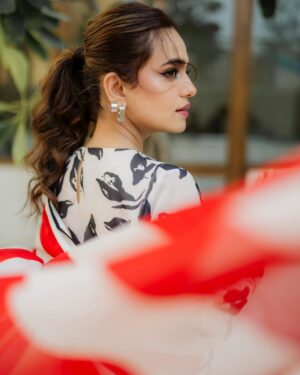 Sumbul Iqbal Instagram - 🕊️

Wearing @lulusaronline 
Makeup @nabila_salon @honeymakeupartist0109 @hairbyhaseeb_ 
Photography @abdulsamadziabridals  @abdulsamadzia 

#sumbuliqbal