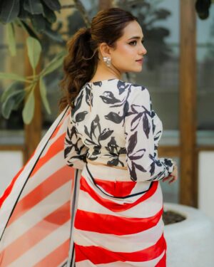 Sumbul Iqbal Instagram - 🕊️

Wearing @lulusaronline 
Makeup @nabila_salon @honeymakeupartist0109 @hairbyhaseeb_ 
Photography @abdulsamadziabridals  @abdulsamadzia 

#sumbuliqbal