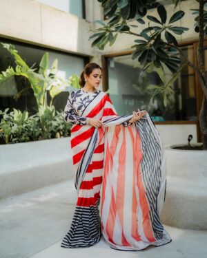Sumbul Iqbal Instagram - 🕊️

Wearing @lulusaronline 
Makeup @nabila_salon @honeymakeupartist0109 @hairbyhaseeb_ 
Photography @abdulsamadziabridals  @abdulsamadzia 

#sumbuliqbal