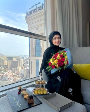 Sumbul Iqbal Instagram - لَئِن شَكَرْتُمْ لَأَزِيدَنَّكُمْ 🕋🤲🏻 

If you are grateful, I will surely increase you [in favor];
[Quran 14:7]

@jumeirahjabalomarmakkah 📍

Abaya @nosheenyousu.co 

#umrah2024 #sumbuliqbal #jumeriah  #makkah