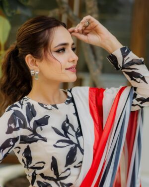 Sumbul Iqbal Instagram - 🕊️

Wearing @lulusaronline 
Makeup @nabila_salon @honeymakeupartist0109 @hairbyhaseeb_ 
Photography @abdulsamadziabridals  @abdulsamadzia 

#sumbuliqbal