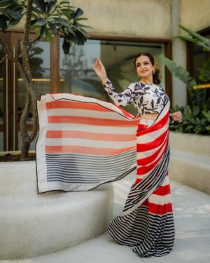 Sumbul Iqbal Instagram - 🕊️

Wearing @lulusaronline 
Makeup @nabila_salon @honeymakeupartist0109 @hairbyhaseeb_ 
Photography @abdulsamadziabridals  @abdulsamadzia 

#sumbuliqbal