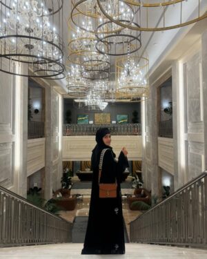 Sumbul Iqbal Instagram - لَئِن شَكَرْتُمْ لَأَزِيدَنَّكُمْ 🕋🤲🏻 

If you are grateful, I will surely increase you [in favor];
[Quran 14:7]

@jumeirahjabalomarmakkah 📍

Abaya @nosheenyousu.co 

#umrah2024 #sumbuliqbal #jumeriah  #makkah