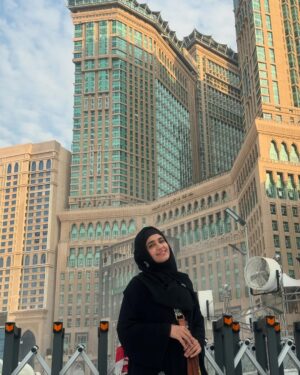 Sumbul Iqbal Instagram - لَئِن شَكَرْتُمْ لَأَزِيدَنَّكُمْ 🕋🤲🏻 

If you are grateful, I will surely increase you [in favor];
[Quran 14:7]

@jumeirahjabalomarmakkah 📍

Abaya @nosheenyousu.co 

#umrah2024 #sumbuliqbal #jumeriah  #makkah