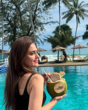Sumbul Iqbal Instagram - Running to my endless summer, Beach vibes 🏖️ 🐚🏝️

#sumbuliqbal #lemeridienhotels #phuket