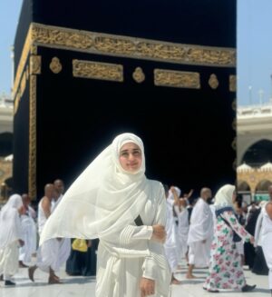 Sumbul Iqbal Instagram - Allah turn dream in to reality 🕋🤲🏻

Alhamdulillah ❤️ I completed my first Umrah 
I'm beyond grateful to Allah for this
incredible blessing.may we all be granted the chance to return again and again INSHALLAH ⭐️

I were planning to perfrom umrah from a long time finally Allah has answered all my prayers 🫶🏻

#firstumrah #umrah2024 #makkah #sumbuliqbal

Abaya @nosheenyousuf.co