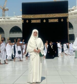 Sumbul Iqbal Instagram - Allah turn dream in to reality 🕋🤲🏻

Alhamdulillah ❤️ I completed my first Umrah 
I'm beyond grateful to Allah for this
incredible blessing.may we all be granted the chance to return again and again INSHALLAH ⭐️

I were planning to perfrom umrah from a long time finally Allah has answered all my prayers 🫶🏻

#firstumrah #umrah2024 #makkah #sumbuliqbal

Abaya @nosheenyousuf.co