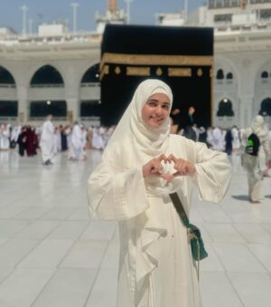 Sumbul Iqbal Instagram - Allah turn dream in to reality 🕋🤲🏻

Alhamdulillah ❤️ I completed my first Umrah 
I'm beyond grateful to Allah for this
incredible blessing.may we all be granted the chance to return again and again INSHALLAH ⭐️

I were planning to perfrom umrah from a long time finally Allah has answered all my prayers 🫶🏻

#firstumrah #umrah2024 #makkah #sumbuliqbal

Abaya @nosheenyousuf.co