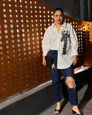 Sumona Chakravarti Instagram - Giraffes don’t argue; they just stand tall.
🤓😜 🦒 

#PunIntended 

Shirt - @thetemplehousebyrheapillai