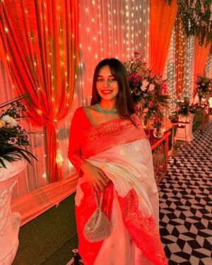 Sunakshi Grove Instagram - Gulabi saadi aani laali laal-laal 🌺 wearing @srishtigrover_label