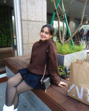 Sunakshi Grove Instagram - A broke girl who loves to shop
