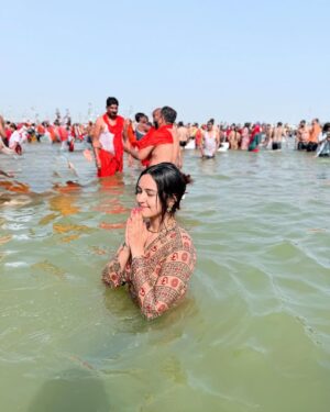 Sunakshi Grove Instagram - As my dear dadi wisely says, “Kumbh ka snaan aise hi nahi milta.” 

Through delays and doubts, I arrived—and found peace in the chaos. Taking a dip in the holy waters, I closed my eyes and offered my gratitude—not just for this moment, but for the unseen blessings that led me here.🕉️