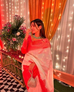Sunakshi Grove Instagram - Gulabi saadi aani laali laal-laal 🌺 wearing @srishtigrover_label