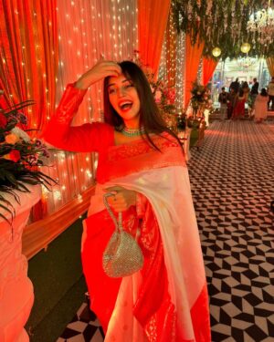 Sunakshi Grove Instagram - Gulabi saadi aani laali laal-laal 🌺 wearing @srishtigrover_label