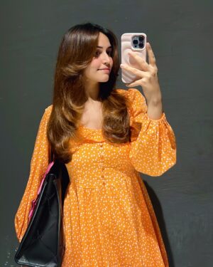 Sunakshi Grove Instagram - Which hair colour suits me the most? 👩🏻‍🦱