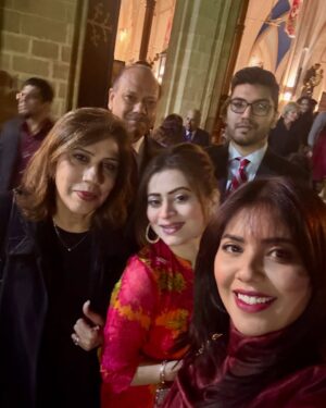 Sunita Marshall Instagram - This Christmas,may love,joy and peace surround you and last throughout the year 🎄