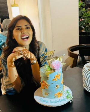 Sunita Marshall Instagram - One of the best surprise thrown in by my darling @hassan.ahmedofficial on my birthday with my loved ones ( you pulled it off hubby Yayyyy 🥳 ). Special thanks to @sadi_yahya who flew in from Peshawar ( the cake was beautiful and yummy 😋 ). @sarinomz you kept the surprise till the end and asking me to wear something nice ( dumb me still couldn’t understand😂). @benitadavid.official I miss our old times cousin. @sana.fahd tum na hoti tu kiya hota ❤️. @kulsoom.habib @sabeeh_o @sabajeez  I love you guys yaar  @aisha.mahboob I’m so glad to came. Amna Ali sab ki dost , dostoon ki dost 🤗 @uroojallawala thank you for helping Hasan with the plan 🥰 @fatima.a.yazdani @ayeshauquaily @lalarukh_abbas you beauties you all made my day. @anamshaikhdesigns can’t wait to hold your baby in my arms. @timma.khan you have officially become my designer @nadia_ishtiaq my travel partner where are we going next? . @saudqasmi @mtahseenkhan @salinasipraofficial @fazalhussainofficial @syedatuba we are #babybaji family and may we always be like that  @javeria_saud_official I know you are in Aitikaf but really missed you alot and all those who couldn’t make it. Once again thank you all from the bottom of my heart. 
  HAPPY BIRTHDAY TO ME 
It’s tomorrow actually 😀
