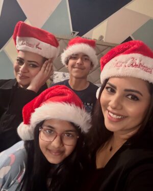 Sunita Marshall Instagram - This Christmas,may love,joy and peace surround you and last throughout the year 🎄