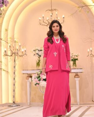 Sunita Marshall Instagram - Isn’t there something about fuchsia pink 
👗 @rozinamunibofficial 

Jewellery @sana_nouman_jewels