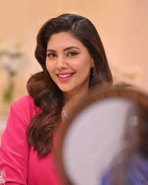Sunita Marshall Instagram - Isn’t there something about fuchsia pink 
👗 @rozinamunibofficial 

Jewellery @sana_nouman_jewels