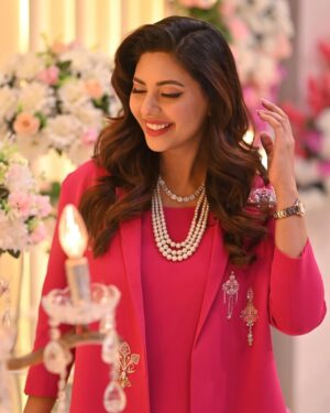 Sunita Marshall Instagram - Isn’t there something about fuchsia pink 
👗 @rozinamunibofficial 

Jewellery @sana_nouman_jewels